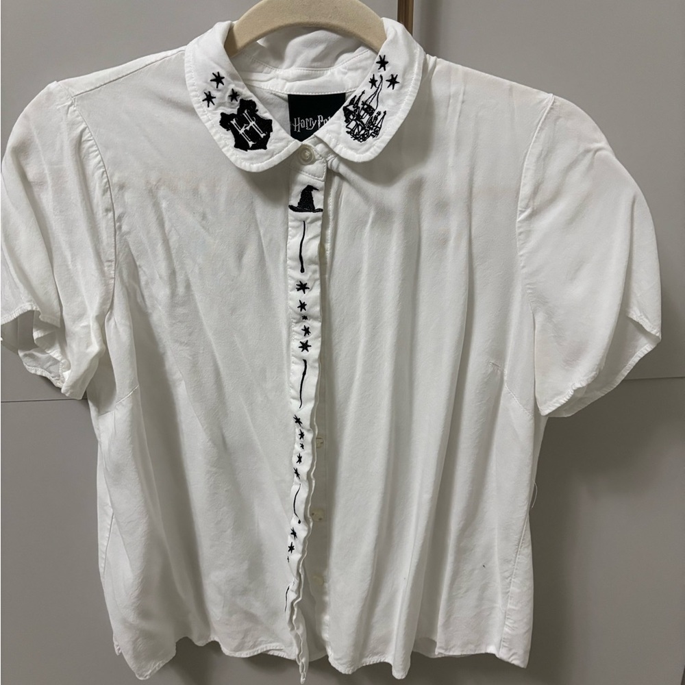 Warner Bros. White Button-Down Shirt with Black Embroidery Harry Potter hogwarts
